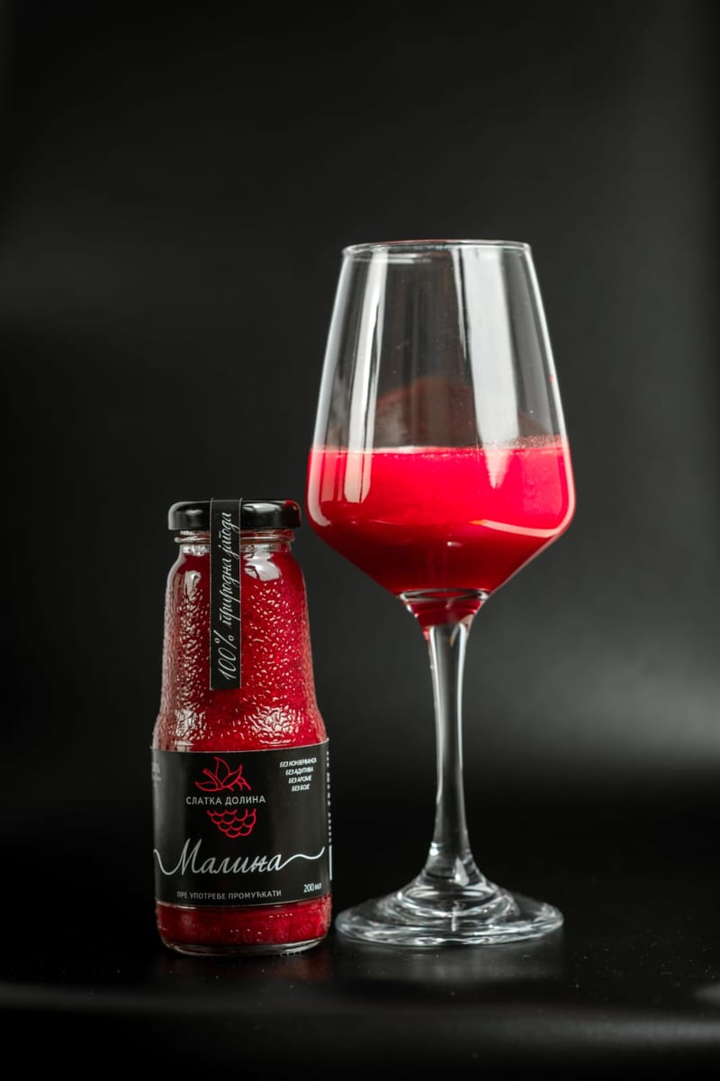 Flašica maline od 200 ml uz punu čašu