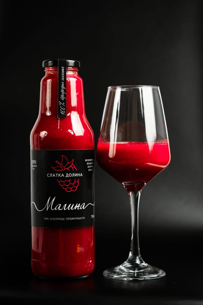Sok od maline nalivan u čašu za vino